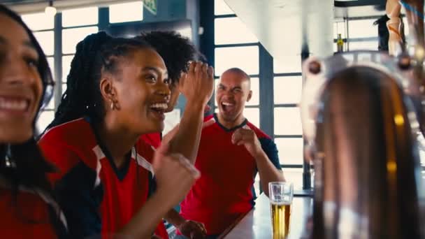 Spor Barında Takım Tişörtü Giyen Çok Kültürlü Bir Arkadaş Grubu — Stok video