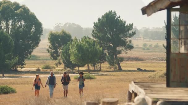 Группа Друзей Рюкзаками Путешествующих Сельской Местности Вместе Снято Замедленной Съемке — стоковое видео