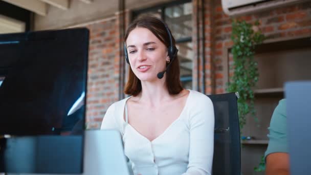 Pengusaha Wanita Dalam Tim Bisnis Mengenakan Headset Pusat Dukungan Pelanggan — Stok Video