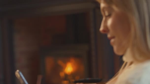 Zaměřte Zblízka Ženu Sedící Doma Pohovce Před Útulným Krbem Teplým — Stock video