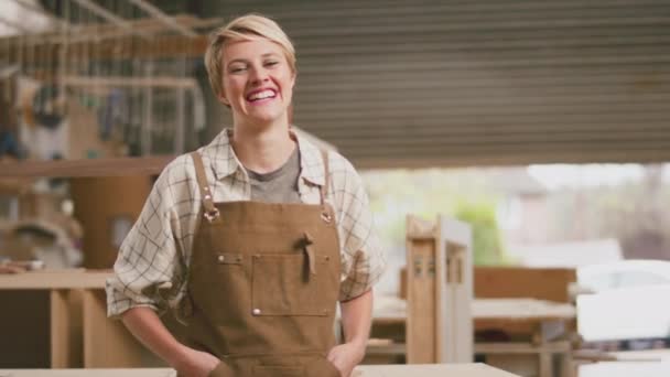 Mobilya Atölyesinde Çalışan Gülümseyen Kadın Marangoz Portresi Ağır Çekimde Çekilmiş — Stok video