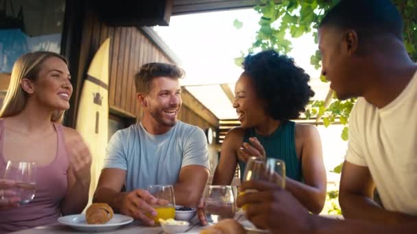 Sonriente Grupo Amigos Sonrientes Vacaciones Desayunando Aire Libre Juntos Haciendo — Vídeos de Stock