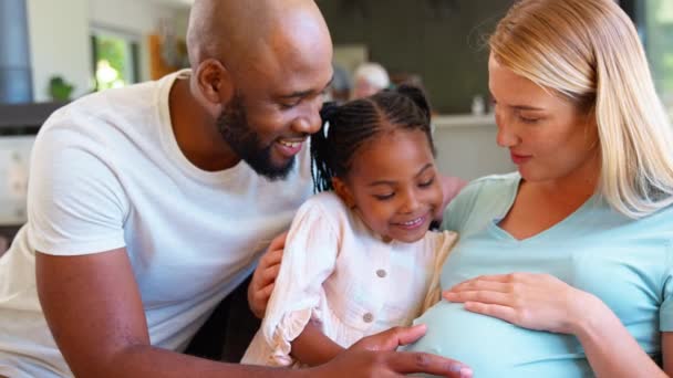 Madre Embarazada Hija Leyendo Libro Casa Junto Con Familia Segundo — Vídeos de Stock