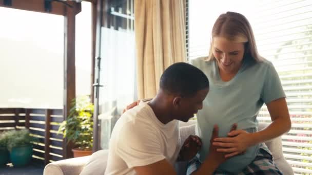 Ζευγάρι Έγκυο Γυναίκα Στο Υπνοδωμάτιο Στο Σπίτι Τον Άντρα Ακούει — Αρχείο Βίντεο