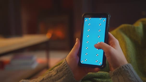 Blisko Kobiety Leżącej Kanapie Kocem Domu Patrząc Niebieski Ekran Telefon — Wideo stockowe