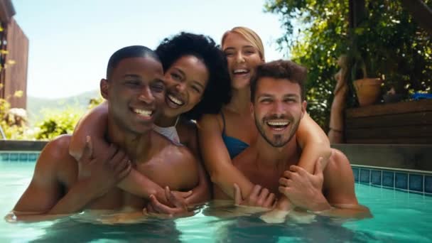 Χαμογελαστή Ομάδα Φίλων Διακοπές Στην Πισίνα Τους Άνδρες Δίνουν Στις — Αρχείο Βίντεο