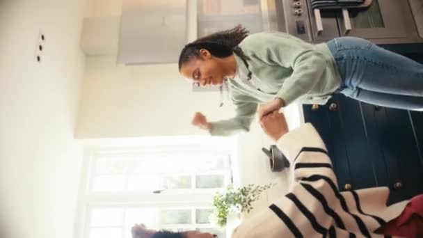 Yetişkin Bir Annenin Genç Kızıyla Mutfakta Dans Ederken Ağır Çekimde — Stok video