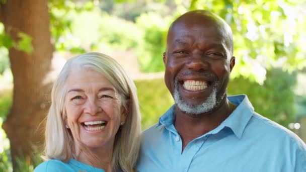 花园或乡村外快乐而又多情的多种族老年夫妇的画像 慢镜头拍摄 — 图库视频影像