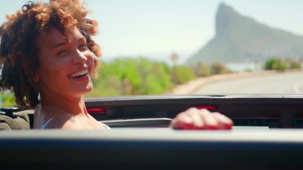 友人との田舎旅行で笑う車の日差しを通して立ち上がる女性の肖像画 ゆっくりとした動きで撮影 — ストック動画