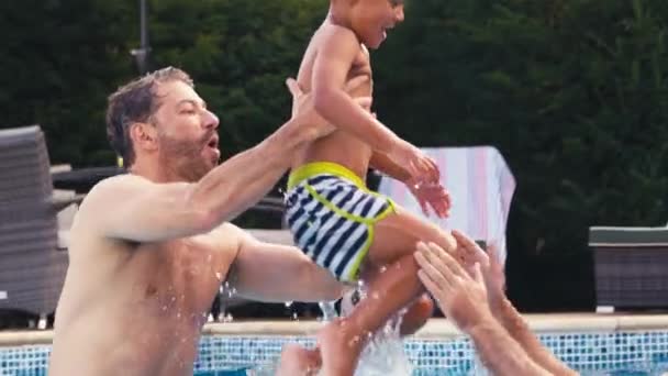 夏の休日にプールで息子と楽しい2つのDadsを持つ同じセックスファミリー スローモーションで撮影 — ストック動画