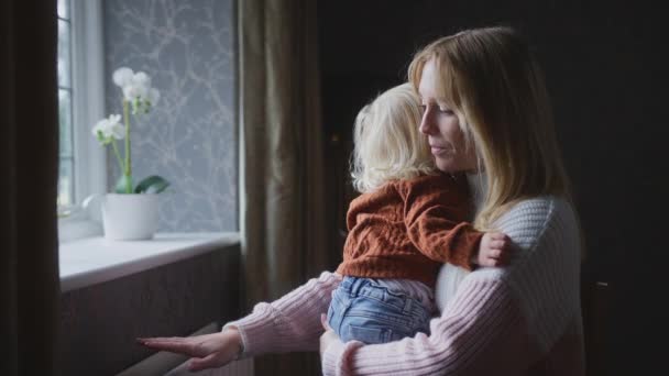 Mãe Infeliz Abraçando Filho Casa Sentado Lado Radiador Durante Custo — Vídeo de Stock
