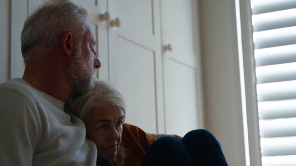 Ruční Záběr Nešťastné Starší Ženy Trpící Duševními Problémy Sedící Doma — Stock video
