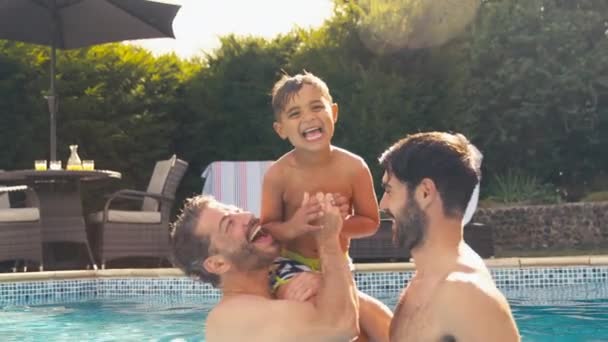 Gleichgeschlechtliche Familie Mit Zwei Papas Amüsiert Sich Sommerurlaub Mit Sohn — Stockvideo