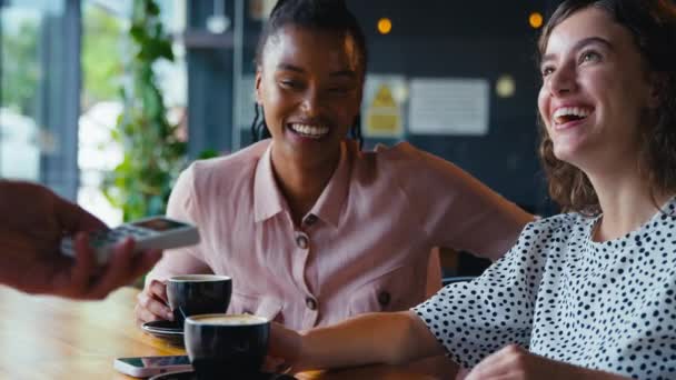 Женщина Кофейне Оплачивает Счет Бесконтактной Картой Выстрел Замедленной Съемке — стоковое видео