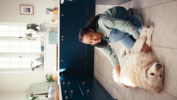 Genç Kızın Mutfakta Evcil Hayvan Golden Retriever Köpeğini Yavaşça Vurduğu — Stok video