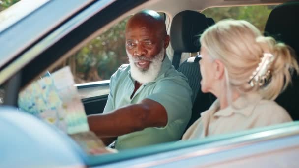 Blick Durch Das Beifahrerfenster Eines Älteren Ehepaares Mit Karte Auf — Stockvideo