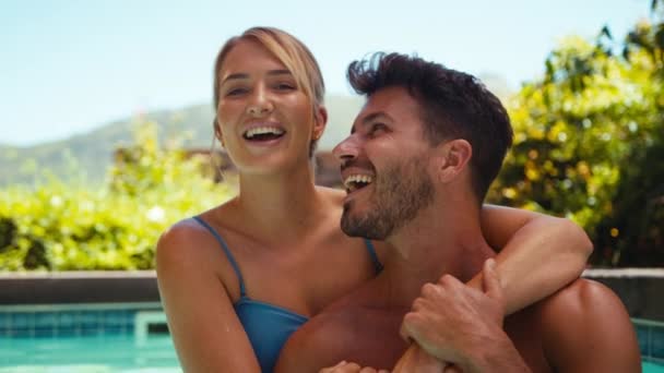 Portrait Couple Souriant Vacances Embrassant Dans Piscine Tourné Ralenti — Video