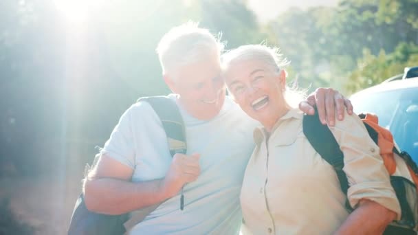 Portret Van Een Lachend Seniorenpaar Met Rugzakken Die Samen Het — Stockvideo