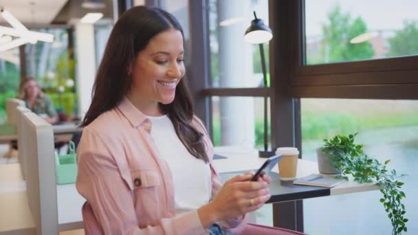 Kadını Modern Açık Ofis Mesajlaşmalarında Cep Telefonlarında Masa Başında Oturup — Stok video