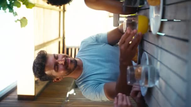 Bir Grup Gülümseyen Arkadaşın Tatilde Birlikte Kahvaltı Ederken Çekilmiş Dikey — Stok video