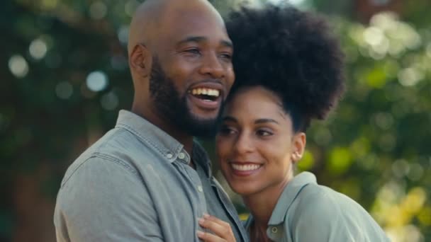 庭や田舎で愛するカップルの肖像画 抱擁と笑顔 スローモーションで撮影 — ストック動画