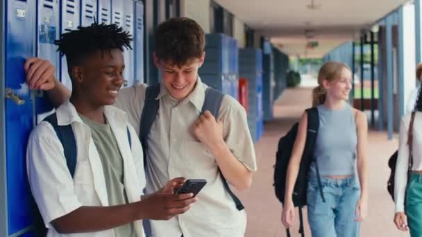 Dos Estudiantes Masculinos Secundaria Secundaria Mirando Las Redes Sociales Internet — Vídeos de Stock