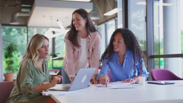 Multi Cultural Female Business Team Meeting Sitting Desk Modern Office — Stock Video