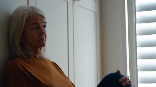 Портативный Снимок Несчастной Пожилой Женщины Страдающей Психическими Расстройствами Сидящей Полу — стоковое видео