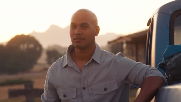 Portrét Usměvavého Muže Vykládajícího Batohy Pick Upu Výletě Srubu Venkově — Stock video