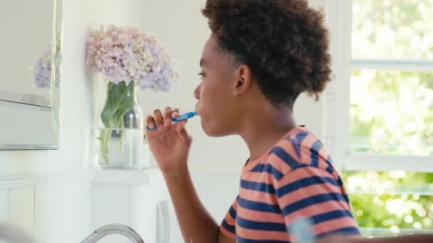 Brat Siostra Domu Łazience Myją Zęby Ręczną Szczoteczką Zębów Naciskiem — Wideo stockowe