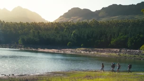Sırt Çantalı Arkadaş Grubunun Geniş Açılı Görüntüsü Kırsal Kesimde Yürüyüş — Stok video