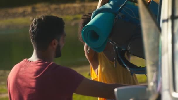 Taşra Gezisinde Kamyondan Yüklenen Sırt Çantalarını Boşaltan Çift Ağır Çekimde — Stok video