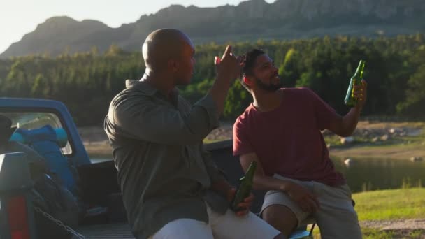 Deux Amis Masculins Assis Sur Hayon Camionnette Voyage Dans Campagne — Video