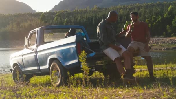 Due Amici Maschi Seduti Sul Portellone Del Pick Truck Viaggio — Video Stock