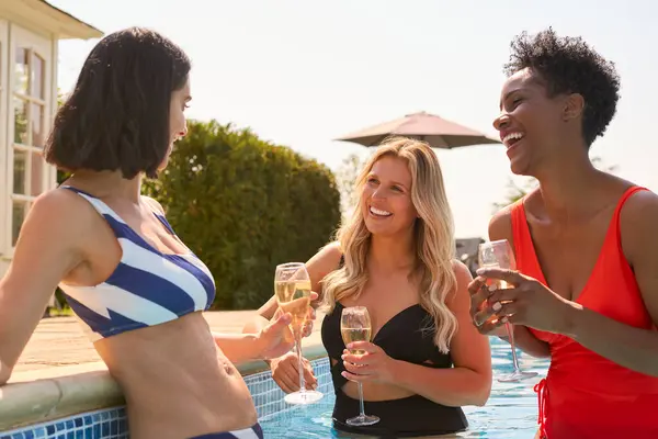 Groep Volwassen Vrouwelijke Vrienden Dragen Zwemkleding Buiten Het Zwembad Champagne — Stockfoto