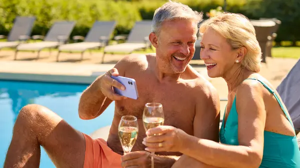 Senior Couple Holiday Posing Selfie Drinking Champagne Relaxing Hotel Swimming — Stock Photo, Image
