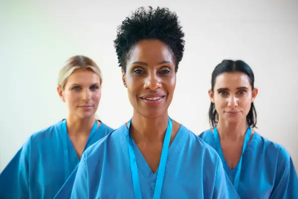 Portrét Dospělé Ženy Multikulturní Lékařský Tým Nošení Scrubs Nemocnici — Stock fotografie