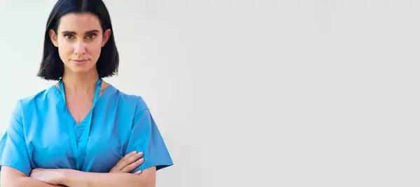 Portrét Dospělého Seriózního Ženského Lékaře Bezpečnostním Lanýžem Nemocnici — Stock fotografie