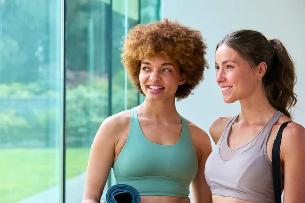 Portret Van Twee Vrouwen Dragen Gym Kleding Gym Yoga Studio — Stockfoto