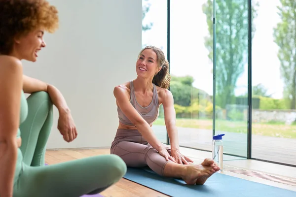 Spor Salonunda Yoga Sınıfında Isınan Esneyen Spor Kıyafeti Giyen Iki — Stok fotoğraf