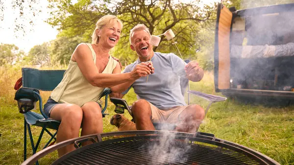 Senior Paar Campt Auf Dem Land Mit Wohnmobil Toasten Marshmallows — Stockfoto