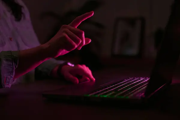 Close Mulher Usando Laptop Casa Noite Com Dedo Chegando Tela Imagem De Stock