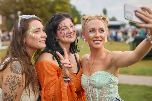 Tre Kvindelige Venner Iført Glitter Posing Selfie Summer Music Festival - Stock-foto