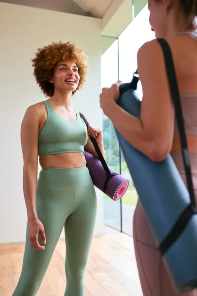 两个穿着体操服装的女性朋友在健身房或瑜伽工作室见面进行锻炼 — 图库照片