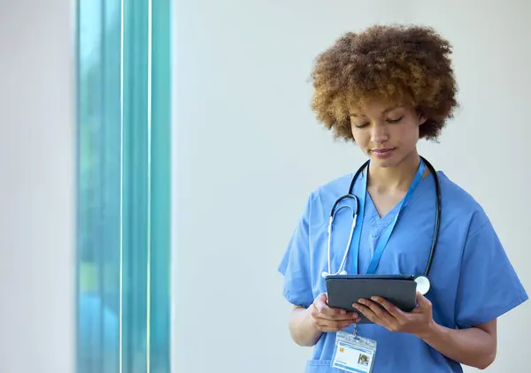 Médica Mulher Vestindo Esfrega Com Tablet Digital Verificando Notas Paciente — Fotografia de Stock