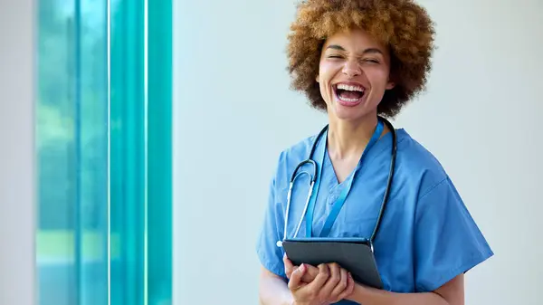 Retrato Rir Médico Feminino Vestindo Esfrega Com Tablet Digital Hospital — Fotografia de Stock