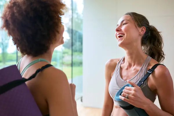 Twee Vrouwelijke Vrienden Dragen Gym Kleding Vergadering Gym Yoga Studio — Stockfoto