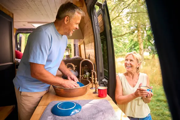 资深情侣喜欢在乡间露营 在房车内放松一下 一起做家务 — 图库照片