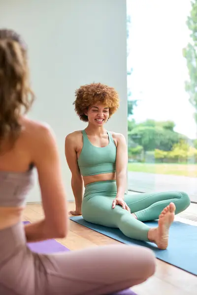 Spor Salonunda Yoga Dersinde Esneme Kıyafeti Giyen Iki Bayan Arkadaş — Stok fotoğraf