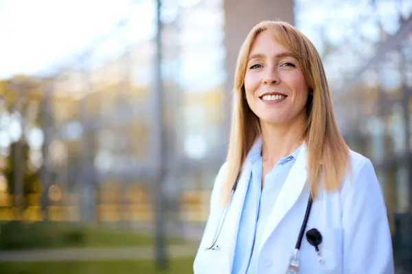 Portrait Smiling Female Doctor Wearing White Coat Standing Modern Hospital — Stock Photo, Image